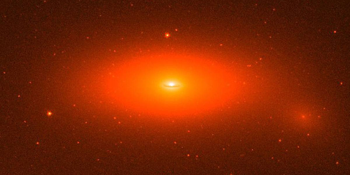 Czarna dziura w NGC 1277 – to się nazywa bestia!