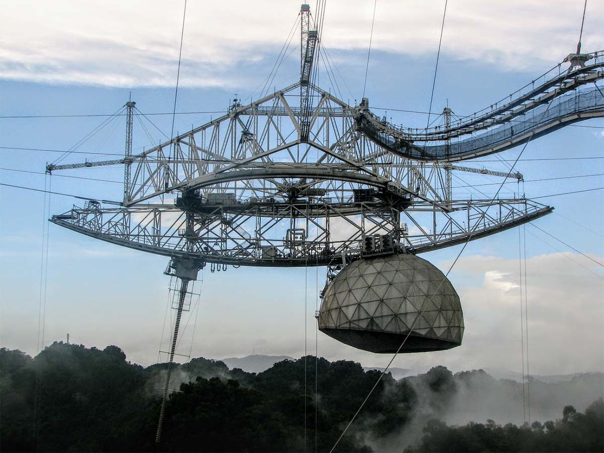 Platforma z aparaturą badawczą teleskopu Arecibo