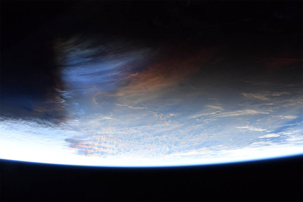 Hunga Tonga-Hunga Ha'apai widoczny z ISS